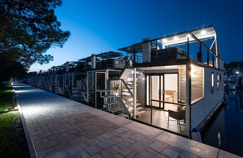 Seca Boat Rental | Houseboat with roof terrace and hot tub