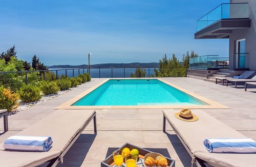 Mimice House | in Mimice mit tollem Pool und Meerblick by Interhome