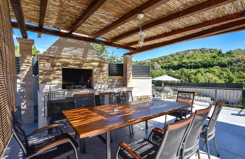 Klis House | In the hinterland of Split, this spacious and luxurious vacation home welcomes you.