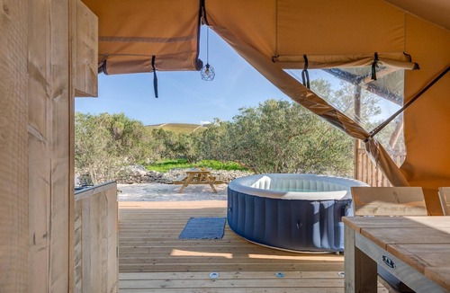 Donje Selo Apartment | Island Glamping for 4 with Jacuzzi