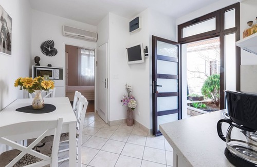 Gornji Kono Apartment | Ivona mit Terrasse und Außendusche by Interhome