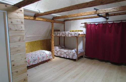 Log pod Mangartom House | Joe's Place