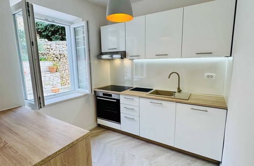 Babin Kuk Apartment | KABLAR'S SUNNY SUITES 2BR apartment with balcony