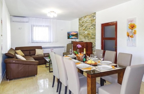 Metlika House | Kolpa Paradise Jacuzzi & Sauna - Happy Rentals