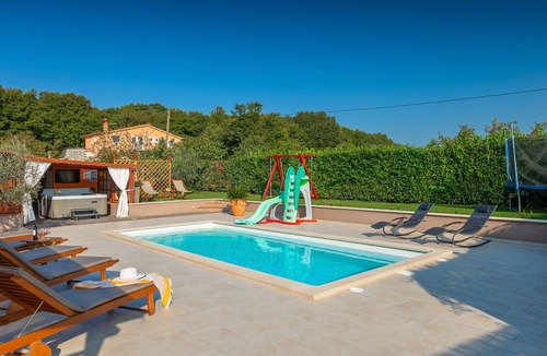 Loborika Villa | Kuća blizu Pule, grijani bazen, slana voda, jacuzzi, idealno za djecu, EV punjač