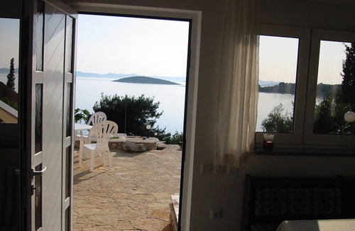 Zdrelac House | Large apartment with terrace, with pool, directly by the sea