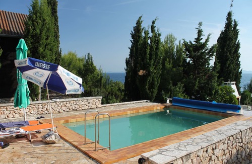Zdrelac House | Large apartment with terrace, with pool, directly by the sea