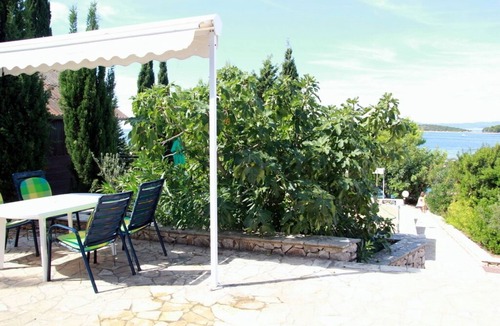 Zdrelac House | Large apartment with terrace, with pool, directly by the sea