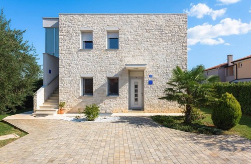 Đuba Apartment | Light-filled studio apartment just 500 metres from the beach with barbecue area