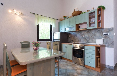 Senj Apartment | Lovely apartment for 4 guests with WIFI, A/C, TV, terrace and pets allowed