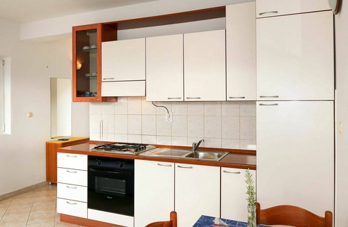 Vrbanj Apartment | Lovely apartment for 4 people with WIFI, TV, balcony and pets allowed