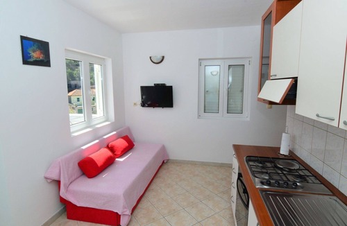Vrbanj Apartment | Lovely apartment for 4 people with WIFI, TV, balcony and pets allowed