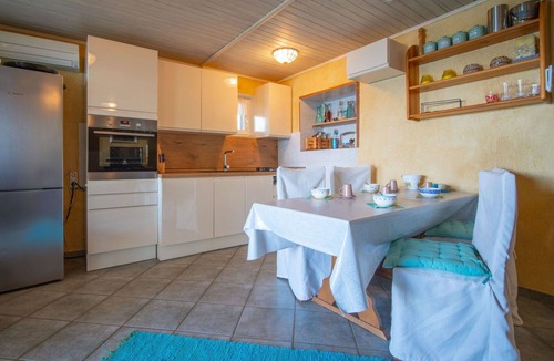 Senj Apartment | Lovely apartment for 4 people with WIFI, A/C, TV, terrace and pets allowed