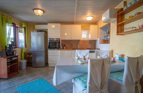 Senj Apartment | Lovely apartment for 4 people with WIFI, A/C, TV, terrace and pets allowed