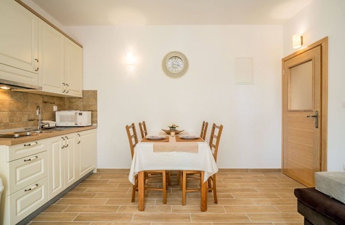 Senj Apartment | Lovely apartment for 4 people with pool, WIFI, TV, terrace and pets allowed