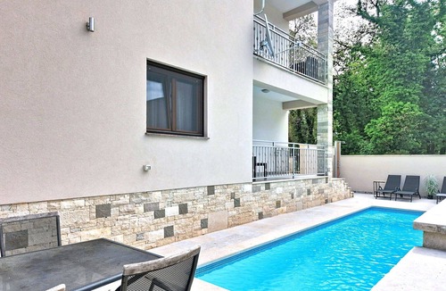 Valica Apartment | Lovely apartment for 5 guests with A/C, WIFI, private pool, TV, terrace and pets allowed