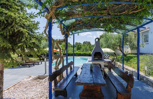Presika Apartment | Lovely apartment for 5 people with A/C, WIFI, pool, TV and terrace