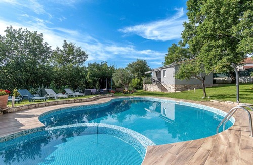 Jezenj Apartment | Lovely apartment for 5 people with WIFI, pool, TV, terrace and pets allowed