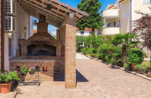 Monterol Apartment | Lovely apartment for 5 people with pool, WIFI, A/C, TV, terrace and pets allowed