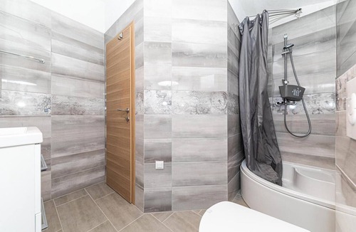 Kastel Luksic Apartment | Lovely apartment in Kastel Luksic with WiFi