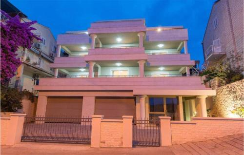 Molunat Apartment | Lovely Apartment In Molunat With Wifi