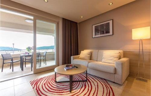Molunat Apartment | Lovely Apartment In Molunat With Wifi