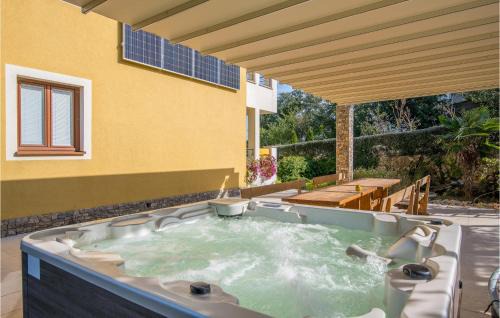 Salatic Apartment | Lovely Apartment In Salatici With Wifi
