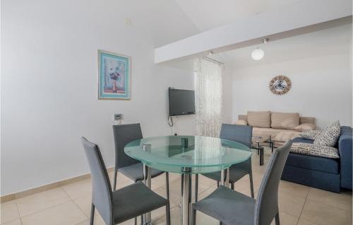 Salatic Apartment | Lovely Apartment In Salatici With Wifi