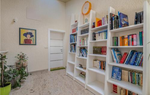 Salatic Apartment | Lovely Apartment In Salatici With Wifi