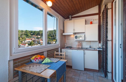 Splitska Apartment | Lovely apartment in Splitska with WiFi