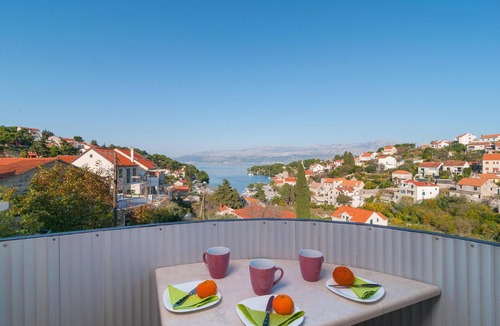 Splitska Apartment | Lovely apartment in Splitska with WiFi