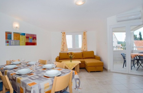 Srima Apartment | Lovely apartment in Vodice/Srima w/sea view - 80 m from the beach air-con, wifi