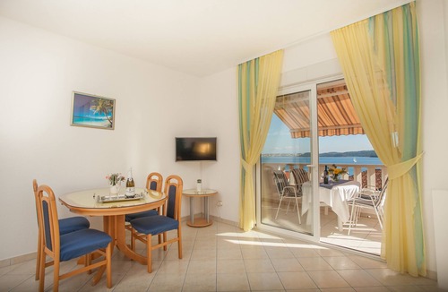 Seget Donji Apartment | Lovely apt for 4, balcony, sea view, beach at 50m