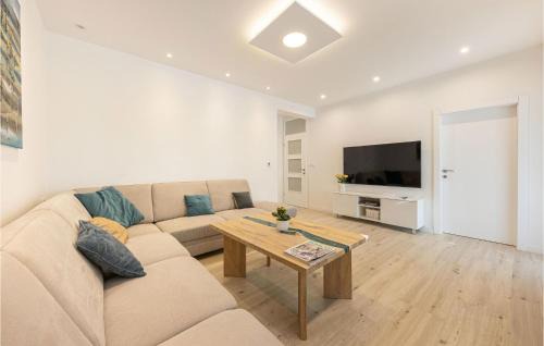 Dicmo House | Lovely Home In Dicmo Prisoje