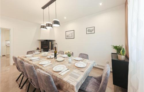 Dicmo House | Lovely Home In Dicmo Prisoje