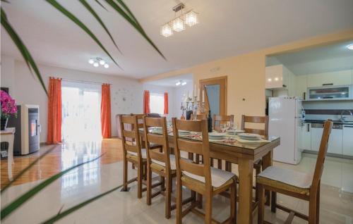 Knezovici House | Lovely Home In Donji Prolozac With Sauna
