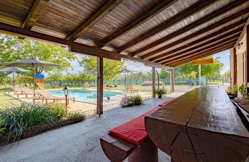 Velika House | Lovely home in Oljasi with sauna