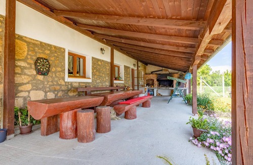 Velika House | Lovely home in Oljasi with sauna