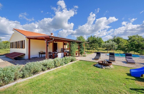 Valtura House | Lovely home in Pula with WiFi
