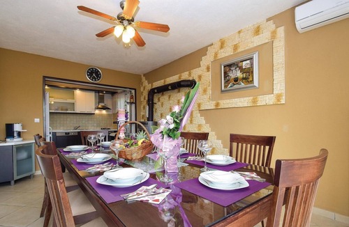 Gornje Danilo House | Lovely home in Unesic with sauna