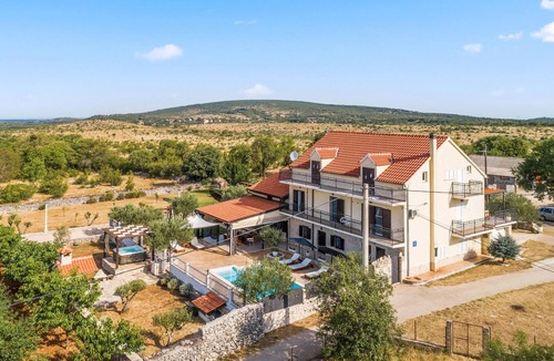 Gornje Danilo House | Lovely home in Unesic with sauna