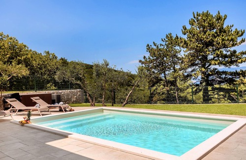 Vrbnik House | Lovely home in Vrbnik with sauna