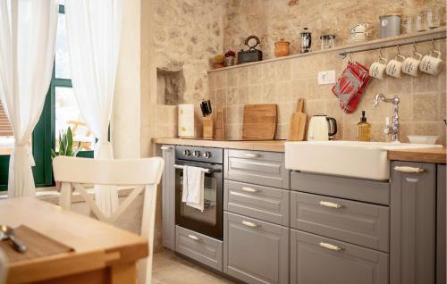 Vrisnik House | Lovely Home In Vrisnik With Wifi