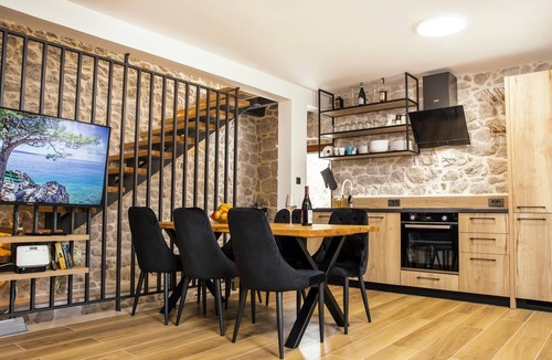 Zmijavci House | Lovely home in Zmijavci with private swimming pool, can be inside or outside