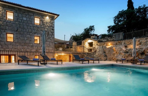Zmijavci House | Lovely home in Zmijavci with private swimming pool, can be inside or outside