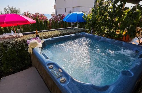 Kozino Apartment | Luton Apartment Zadar Kozino Heating Pool & Jacuzzi