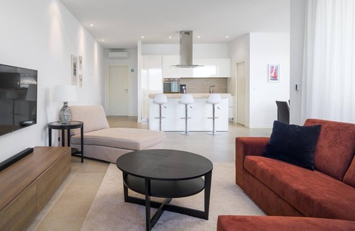 Slatine House | Luxuriöse Villa Golden C am Strand mit Pool by Interhome