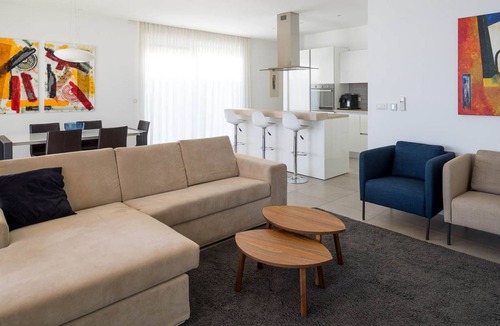 Slatine House | Luxuriöse Villa Golden B am Strand mit Pool by Interhome