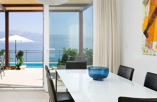 Slatine House | Luxuriöse Villa Golden B am Strand mit Pool by Interhome