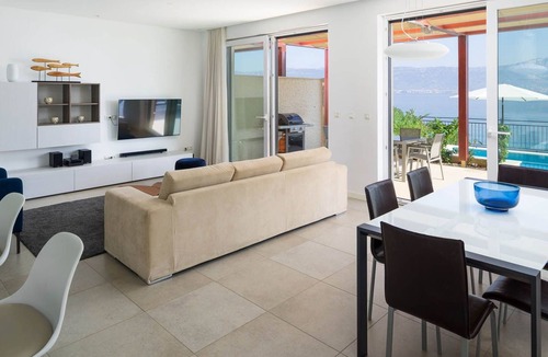 Slatine House | Luxuriöse Villa Golden B am Strand mit Pool by Interhome